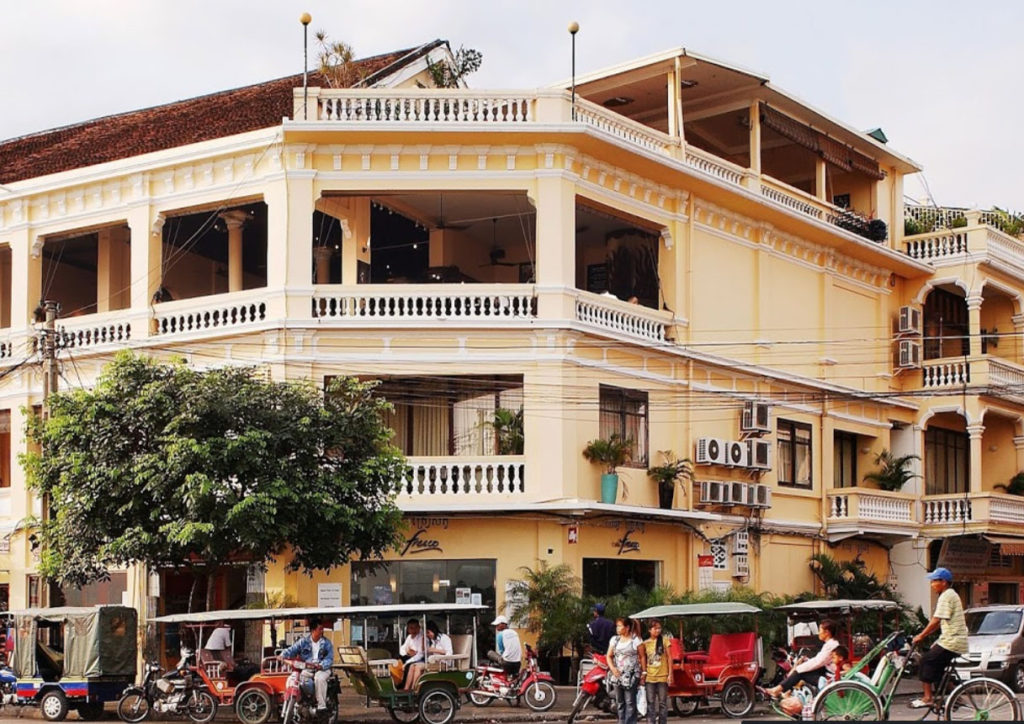 カンボジアとフランス いまも残る功罪あわせた植民地の記憶 Cambodian Restaurant Bayon